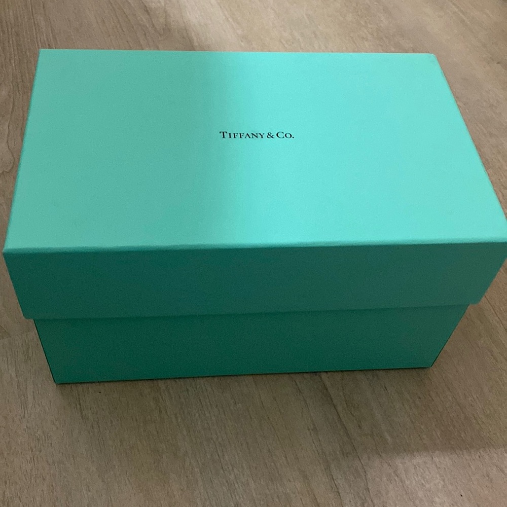 Like new authentic Tiffany&co 10”x6”x5.5” box